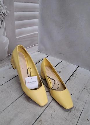 Желтые классические туфли на низком квадратном каблуке2 фото