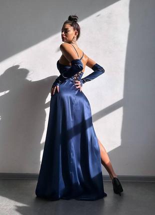 Неймовірна атласна сукня зі сміливим розрізом10 фото