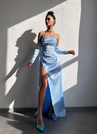Невероятное атласное платье со смелым разрезом8 фото