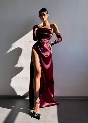 Неймовірна атласна сукня зі сміливим розрізом