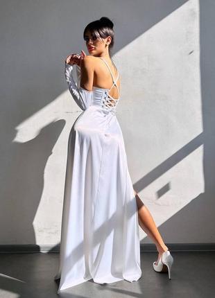 Невероятное атласное платье со смелым разрезом9 фото