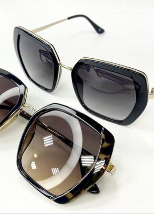 Солнцезащитные очки женские квадратные в пластиковой оправе градиентной тонировкой тонкие металлические дужки6 фото