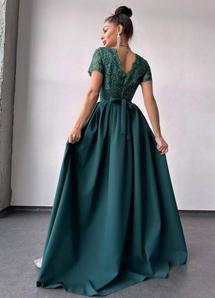 Вечірня сукня з мереживом та розрізом