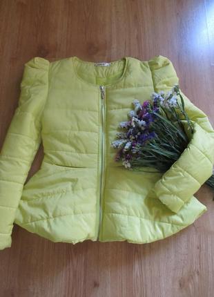 Ярко -салатовая курточка деми с баской1 фото