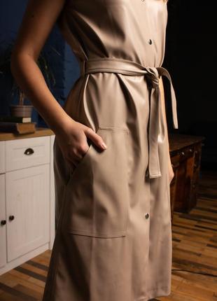 Платье из эко кожи с поясом4 фото