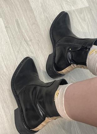Женские кожаные низкие ботинки с острым носком козаки челси на молнии7 фото