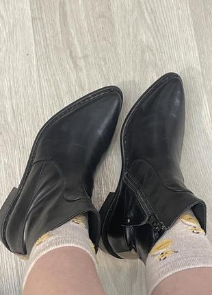 Женские кожаные низкие ботинки с острым носком козаки челси на молнии9 фото
