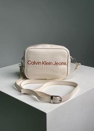 Женская сумка через плечо calvin Violett small crossbody bag cream  кросс-боди