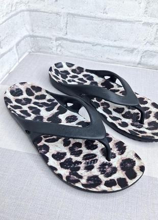 Вьетнамки crocs kadee flip flop animal print 
размер 37-382 фото