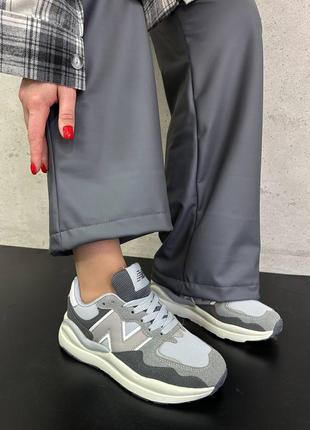 Серые женские кроссовки на утолщенной подошве