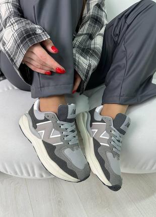 Серые женские кроссовки на утолщенной подошве