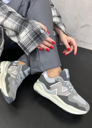 Серые женские кроссовки на утолщенной подошве