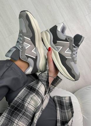 Серые женские кроссовки на утолщенной подошве