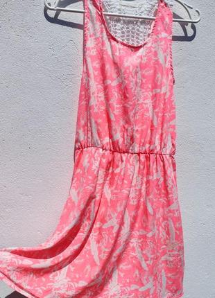 Яркое лёгкое летнее розовое платье с кружевом на спине gemo франция4 фото