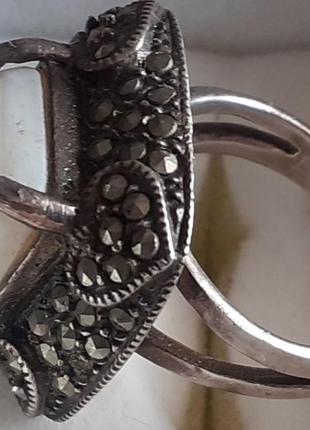 Серебряный перстень с капельным серебром и перламутром марказитами7 фото