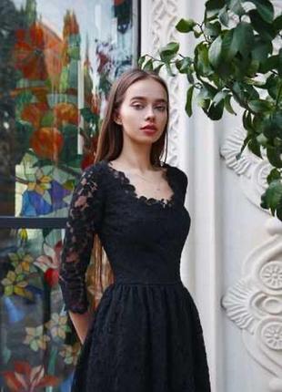 Чорне гіпюрове плаття з вирізом каре сукня в готичному стилі