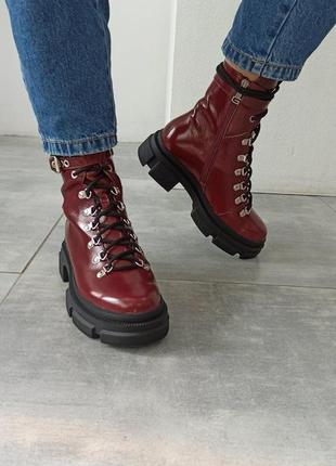 Кожаные лаковые женские ботинки-берцы бордового цвета осень-зима8 фото
