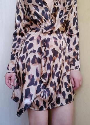 Короткое леопардовое платье на длинный рукав на запах2 фото
