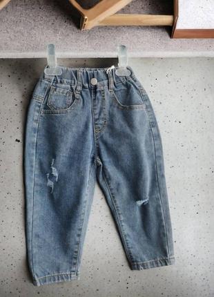 Стильные джинсы с потертостями и нашивкой