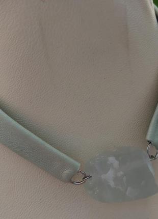 Чокер кожаный мятный с необработанным камнем "флюорит"1 фото
