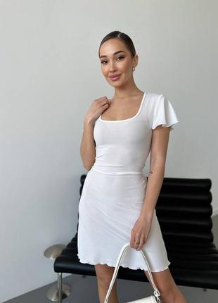 Женское стильное легкое тонкое белое мини платье в рубчик с коротким рукавом.1 фото