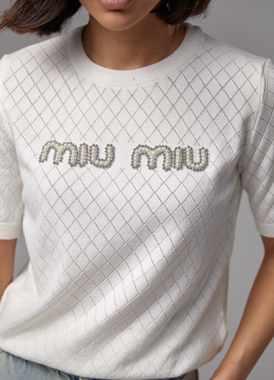 Молочный шик: ажурная футболка с надписью miu miu6 фото