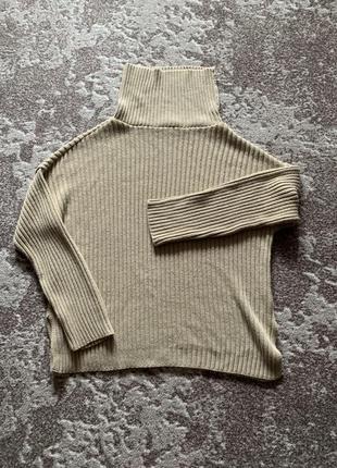 Мягкий свитер с разрезами