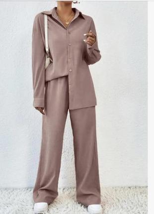 Классный брючный костюм из микровельвета (брюки талия на резинке + удлиненная рубашка) мокко