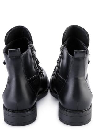 Стильные черные осенние деми ботинки низкий ход короткие с ремешком5 фото