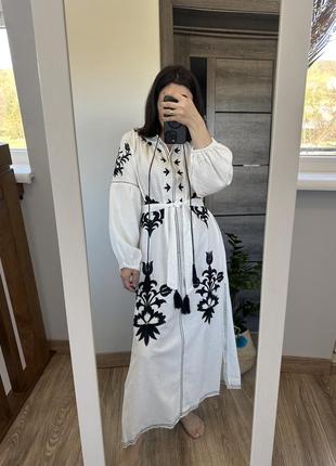 Платье с вышивкой