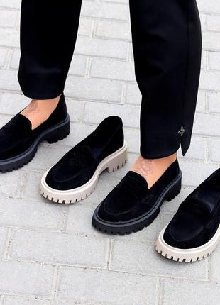 Черные замшевые туфли лоферы на бежевой подошве с протектором9 фото
