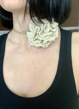 Чокер handmade ручна робота прикраса для волосся  брошка вʼязана квітка троянда1 фото