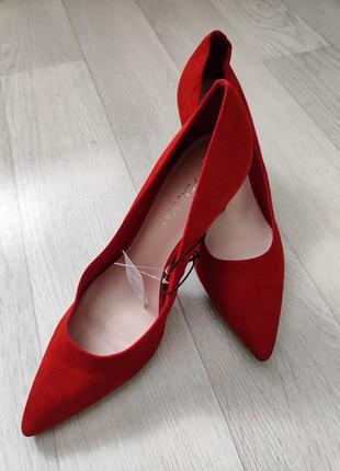 Червоні замшеві  туфлі на шпильці каблуку
peacocks розмір 401 фото