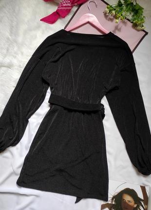 Короткое черное платье на запах с пышными рукавами под пояс3 фото