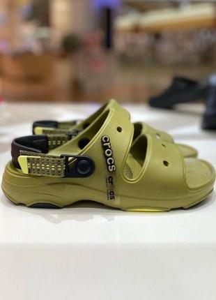 Крокс классік сандалі-слайди хакі crocs classic sandal all-terrain aloe