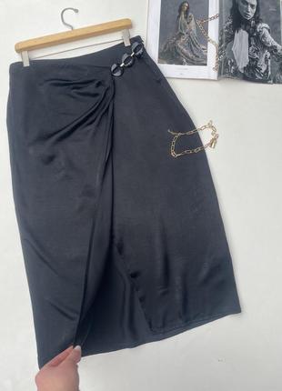 Черная атласная миди юбка. шелковая юбка на запах