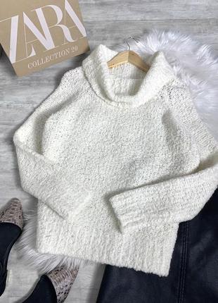 Молочний теплий светр з об'ємною горловиною. теплий светр молочний