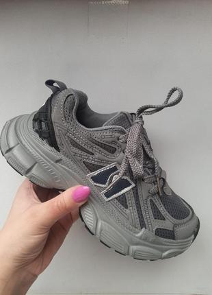 Кросівки сірі