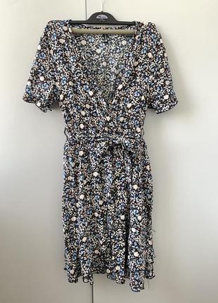 Легкое летнее платье с имитацией запаха