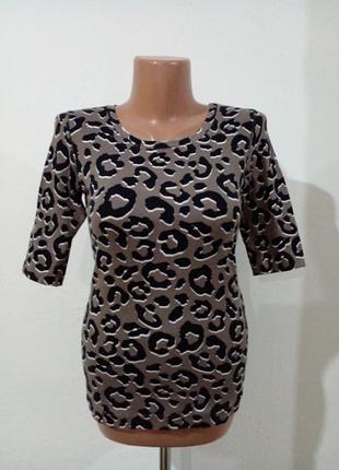 Футболка в рубчик лео принт по фигуре