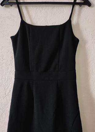 Черное мини платье с разрезом1 фото