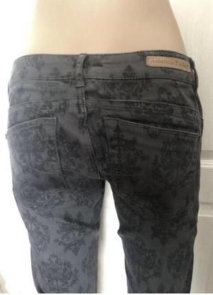 Крутые серые брендовые джинсы скинни с принтом узором вензели2 фото