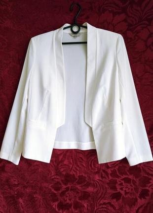 Легкий белый жакет полуприталеный жакет пиджак