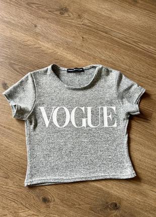 Сірий топ з надписом vogue s-m укорочена футболка