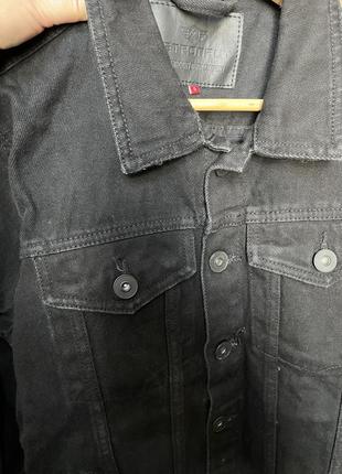 Чоловіча  чорного кольору. більше до класики s розмір