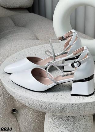 Элегантные женские туфельки на квадратном низком каблуке с ремешками стразами туфли белые на каблуке, на каблуке квадратной каблук со стразами6 фото