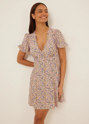 Платье-мини с коротким рукавом и цветочным принтом