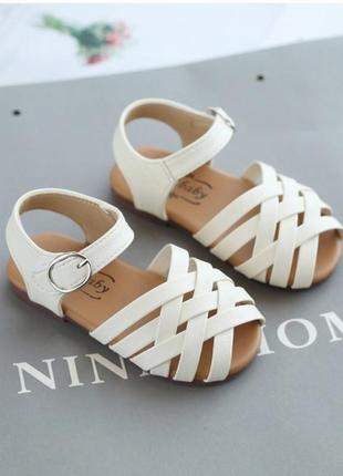 Босоніжки для дівчаток