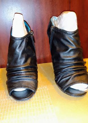 Черные босоножки на каблуке. размер 35