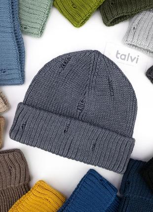 Вкорочена шапка у рваному стилі